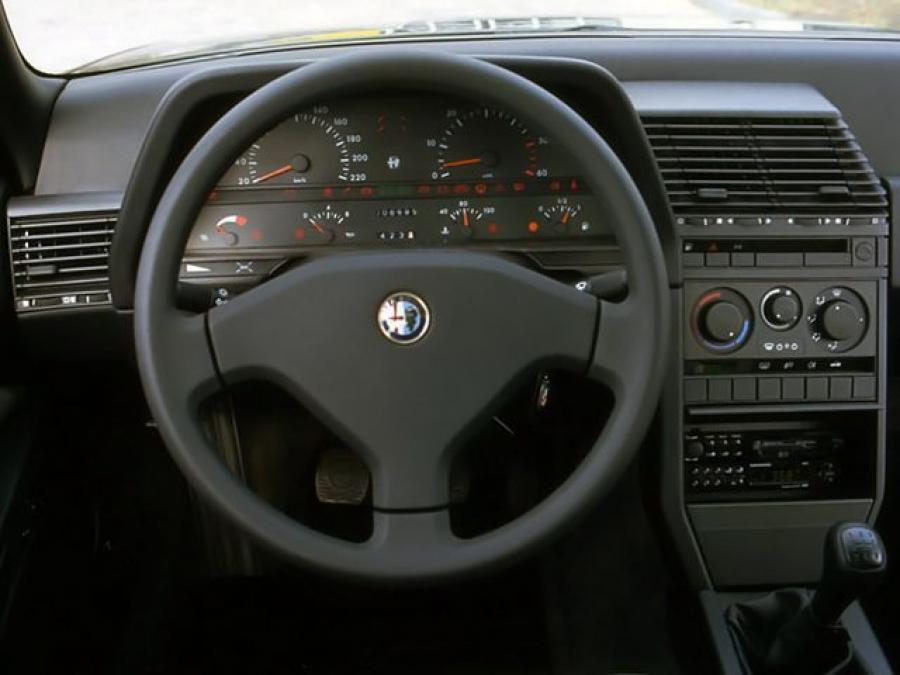 Панель приборов Alfa Romeo 164 1987 года  (фото 16 из 28)